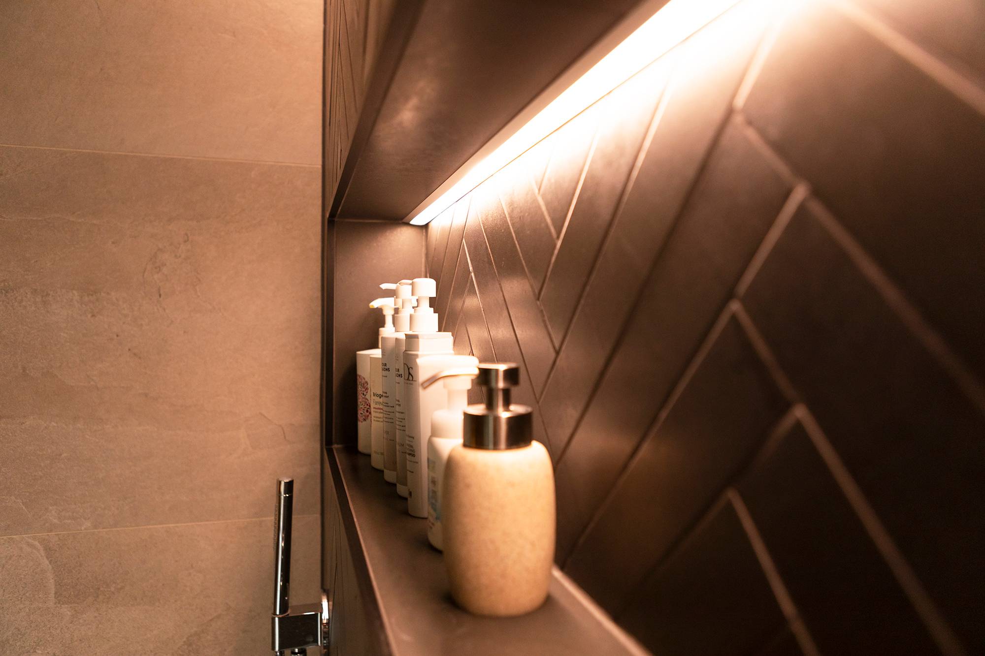 Etagère à shampoing avec bande LED créant une lumière indirecte de mise en valeur. Ruban LED dans le profil encastré. Ledstore.fi